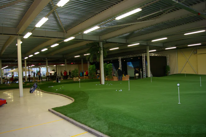 Metro New York Indoor putting green in open commercial space